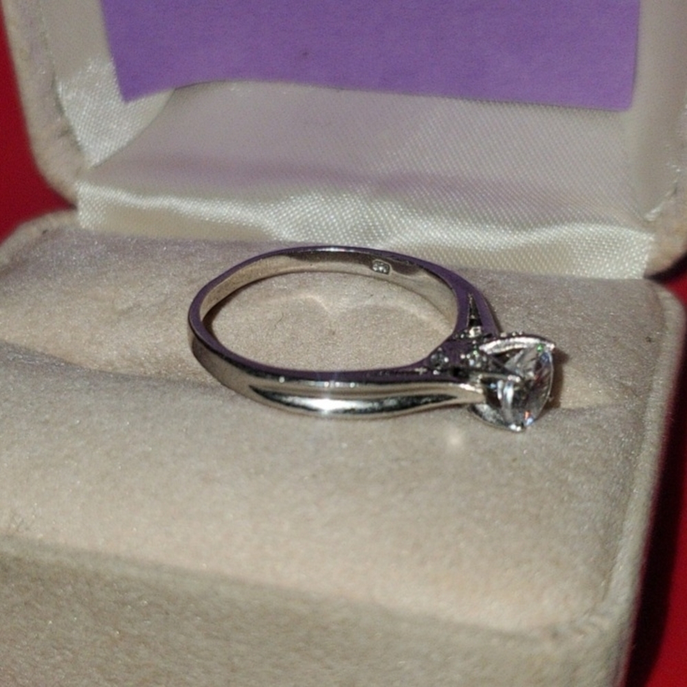 Elegant Silver Solitaire Ring - image 2